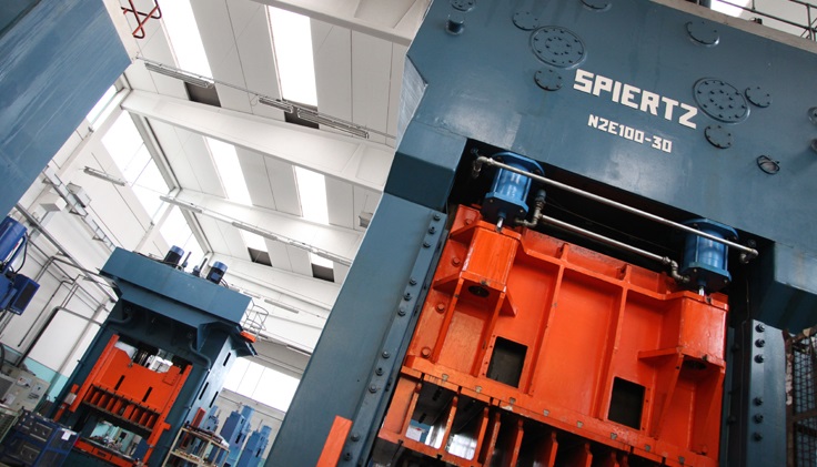 L'area produttiva dell'azienda con le macchine per la lavorazione di lamiere e acciaio inox Macchine lavorazione lamiere
